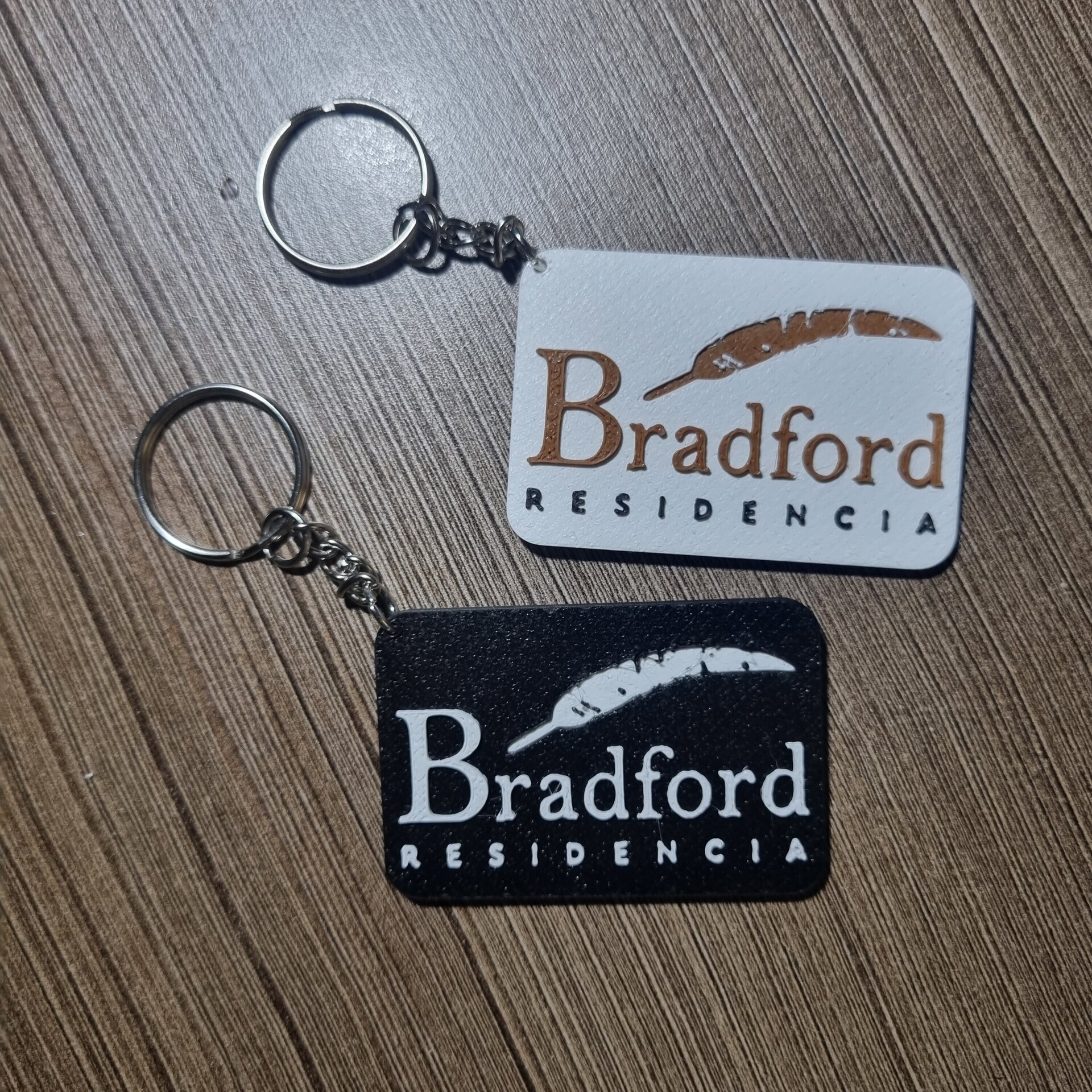 Llavero en relieve con logo Residencia BRADFORD - 1